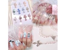 ラピアネイル(LaPia Nail)の雰囲気（十字架・リボンなどトレンドパーツ多数）