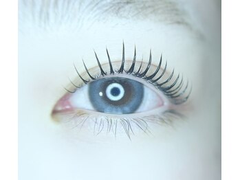 is Beauty | 足利/まつげ/ネイル/エステの写真/自まつ毛を大切に育てるからこそ叶う、派手すぎない大人のためのナチュラルで上品な仕上がり◎