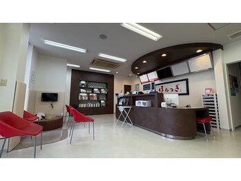 ほねつぎ厚木鍼灸接骨院/受付(待合室)