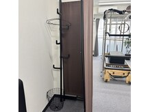 アルン ピラティスアンドフェムケア(ARUN pilates & femcare)の雰囲気(お着替えスペースあり。)