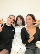 ビュースタイル 梅田 茶屋町店/Smiling photo with staff