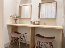エルモ バイ エストアール 筑紫口店(L'mo by est-r.)の雰囲気（メイクブース完備☆サロン専売品のお試しも◎お出かけ前も安心♪）