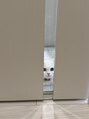 ロア(LOA) 玄関の隙間から見ているウニちゃん
