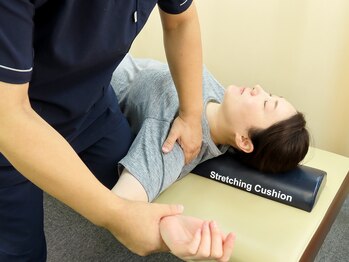 ワセダ接骨鍼灸マッサージ院/猫背矯正の様子