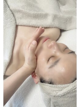 サロン ド アヤ(salon de Aya)の写真/人気No1【30代からのシワ,たるみケア】女性ホルモンを促すオイルで背面よりマッサージ[小顔×リフトアップ]
