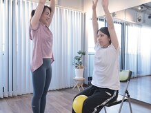 Medical Pilates at ease【メディカルピラティス アットイーズ】の雰囲気（椅子を使ったピラティス）