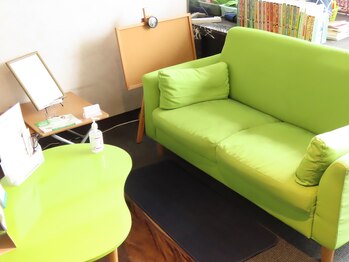 整体院 みどり健康館/落ち着いた雰囲気の待合室です☆