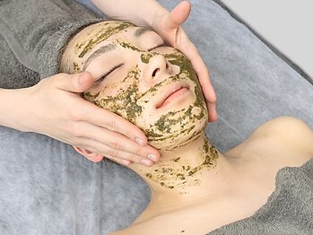 フルオール(FRUOR)の写真/天然由来成分でお肌にアプローチ♪毛穴・ニキビ・くすみ・ざらつきをまとめてケアしてつるんと美肌に◎