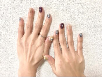ミナネイル(mina-nail)/ニュアンスネイルにストーン