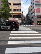 アザレア(Azalea)/すぐに右向き横断歩道を渡ります