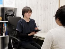 ナチュラル整骨院 三鷹院の雰囲気（整骨院内に自然光の入る、広々とした受付・待合室。整骨/整体）