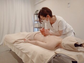 ミルアカ(Milu'aca)の写真/オールハンドの施術とは違い、前腕やひじまで使って「押す」「揉む」「圧迫する」手技で、芯から癒します。
