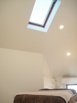 やわたま/-天窓から射す日差しが心地よい-