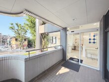 ポーラ ザ ビューティ 新松戸店(POLA THE BEAUTY)の雰囲気（お花屋さん横の階段を上がって頂き。二階がサロン入り口です。）
