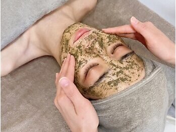 《水光肌/肌質ケア》ニキビ・毛穴改善専門サロン Linne リンネ【泉大津】の写真/繰り返す肌トラブルにサヨナラ！REVIハーブピーリングで、内側から輝くような素肌美を叶えます♪