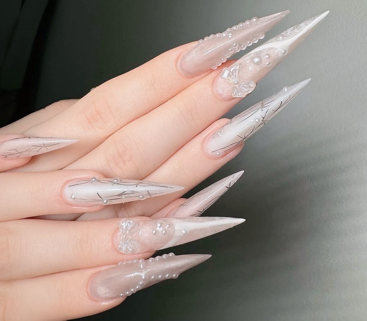 2025年-2026年冬トレンド】ホワイト スーパーロングのネイルデザイン集