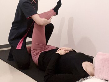 骨盤ダイエット専門サロン【骨盤ちゃん】ガーデン前橋店/施術風景/ストレッチ