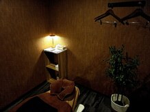 ほぐし処 ささ木の雰囲気（温かみのある間接照明に落ち着く雰囲気の店内）