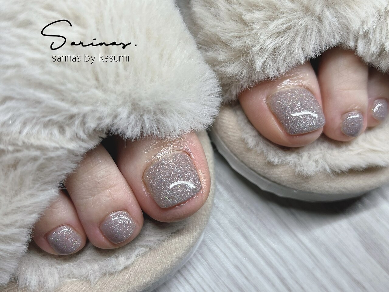 2026年冬トレンド】グレー シンプル フットのネイルデザイン集