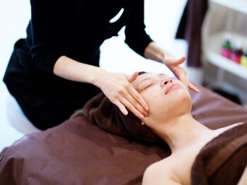 サロン ド ビューティフルール(Salon de beaute Fleur)の写真/「小顔になりたい」を叶えるフェイシャルエステ。むくみも取れスッキリ小顔に◎肌の状態に合わせたパックも