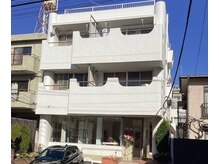 【美骨Labo自由が丘】小顔/肩こり/産後/マッサージ/小顔矯正/骨盤矯正の雰囲気(サロンの外観(1Fにギャラリー))