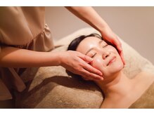 エミリー(EmiRe)の雰囲気(ローズオイルを贅沢に浴びて艶やかな素肌へ導く美肌フェイシャル)