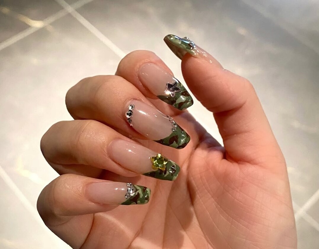 2025年-2026年冬トレンド】迷彩 ハンドのネイルデザイン集｜人気順