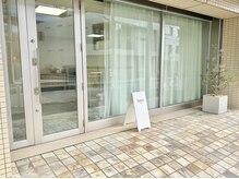 アノス バイ シェリエ(Anos by cherie)の雰囲気（覚王山駅4番出口から徒歩2分。分かりやすく明るい1階路面店◎）