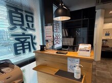 りゅうた整骨院 鍼灸院 宝塚逆瀬川店の雰囲気（受付の横に待合スペースもございます。）