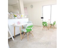 ジュビラン美来の雰囲気（明かるく広々としたカウンセリングスペースでまずはリラックス）