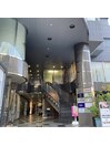 ビルの中央階段から2階へ