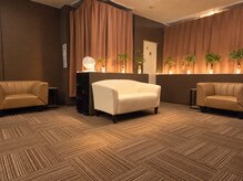 癒しと笑の雰囲気(まるでリゾートホテルにありそうな高級感のある落ち着いた店内。)