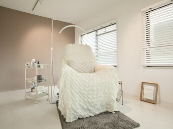 アヤトリ(ayatori)の写真/最新特殊加工フラットレーザーのエクステでモチUP！白を基調としたお洒落な大人女性の隠れ家空間◇