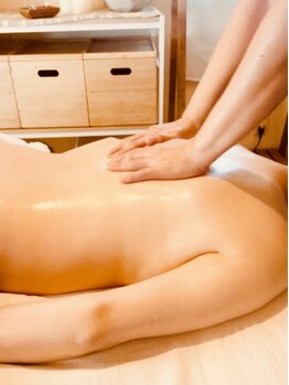 RKボディアンドフェイシャルサロン(RK body&facial salon)の写真/アロマリンパマッサージで極上のリラックスタイムを♪慢性的な首・肩の辛さや巻き肩改善し、疲れスッキリ！
