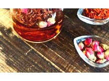 メイクテーブルで施術後のお茶を飲みながら身支度を♪