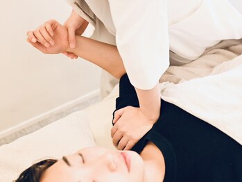 ソルナ ウメダ(Soluna UMEDA)の写真/【首・肩・猫背改善◎】その日のお身体の調子に合わせて施術◎施術後のスッキリ感がやみつきに♪