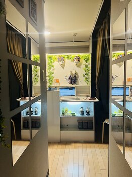 ジャワの宝石/向かい合う鏡の静かな光