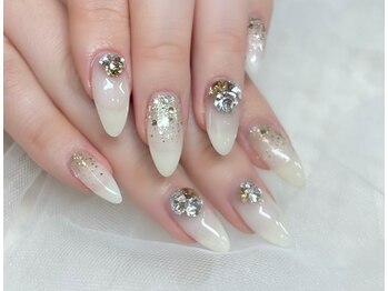 ネイルアンドアイラッシュスタジオ シュシュ(chouchou)/白グラデ・ビジュー