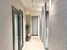 リズ(Liz)の雰囲気（光の入る明るい店内から半個室のくつろげる空間へご案内致します）