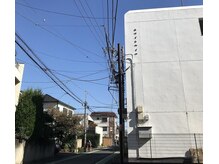 眠りの森 クローバーの雰囲気（白い小さなアパートの2階202号室。扉を開けたら異空間の森世界★）