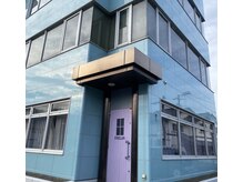 eyesalon SHELLFAの雰囲気（水色の建物×紫色のドアが目印♪）