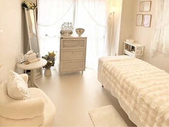 リノ25(LINO25)/ホワイトインテリアなサロン