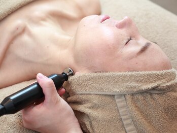ADIMU　privatebeautysalonの写真/人気のレモンボトルで小顔ケア！本格韓国美容★最新機器アクアダーマで美容成分を深部へ届ける。