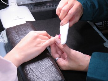 シェルミー(Shellmy)の写真/福山で希少【メディライト導入】ネイルライトが熱く感じる薄爪さんにオススメ★育爪をしながらキレイをGET!