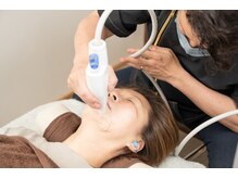 北梅田美容鍼灸院の雰囲気（ニードルレスインジェクタ―でエクソソームを真皮層までお届け）
