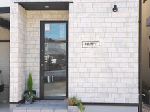 白タイル壁のモノトーンな外観です。駐車場は2台分ございます。