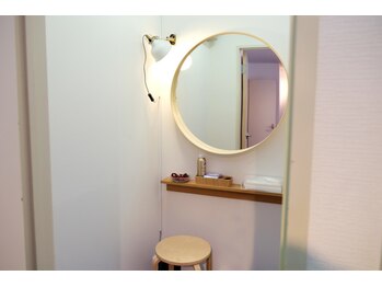 エビジム 六本木店(eviGym)/更衣室は大きな鏡が特徴！