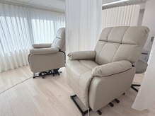 リアン(lien)の雰囲気（店内は白とグレージュを基調とした2席のみのプライベート空間。）