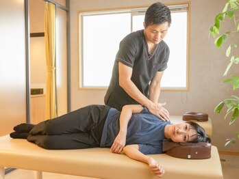 鍼灸院接骨院レジリエントボディ 武蔵中原店の写真/慢性的な首・肩こりを根本改善◎PC・スマホ操作で固まった首こりや巻き肩/猫背な方にもおすすめ！