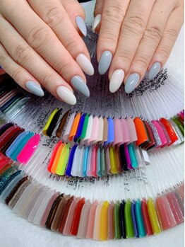 桜ネイルサロンの写真/シンプルだけど上品な指先に◎リーズナブルな価格でネイルを楽しめる！毎月のネイルデザインに迷う方必見★